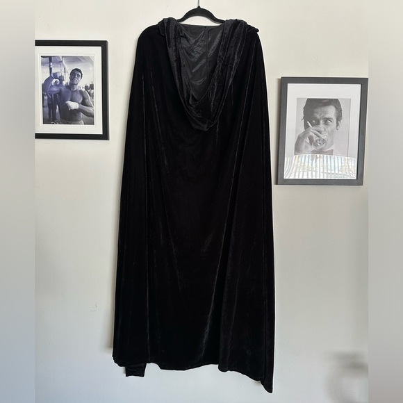 NOB Velvet hooded cape. - Picture 4 of 6